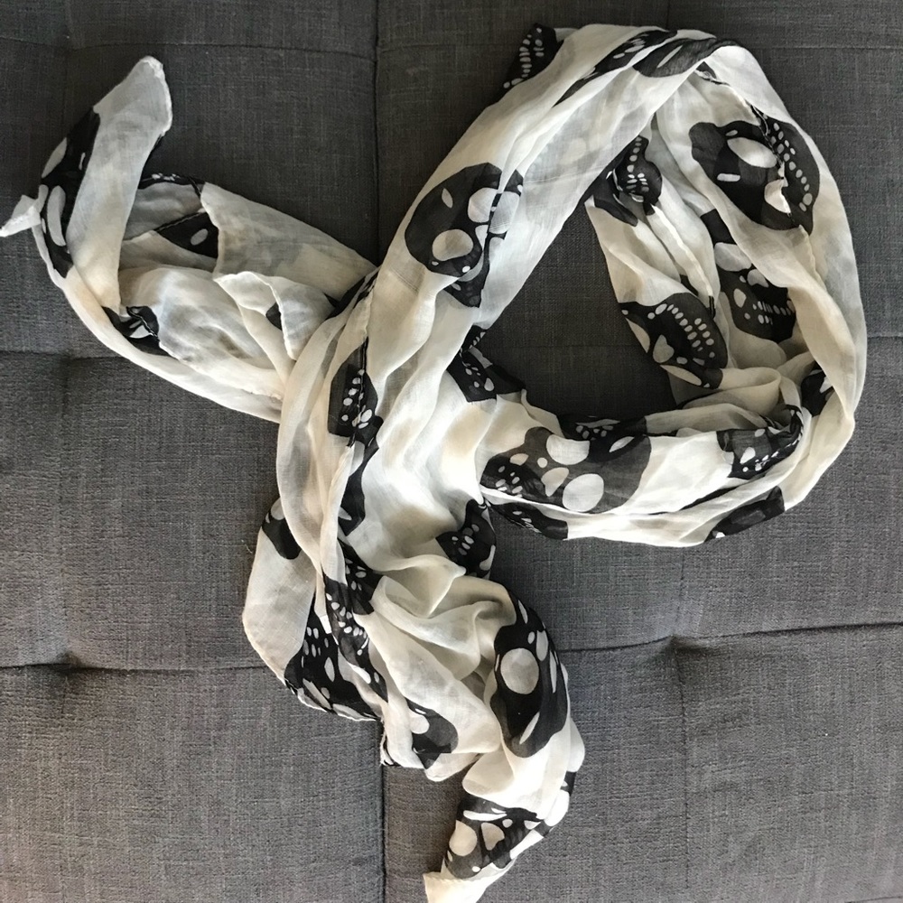 💀 Black and White Lightweight Skull Scarf 💀